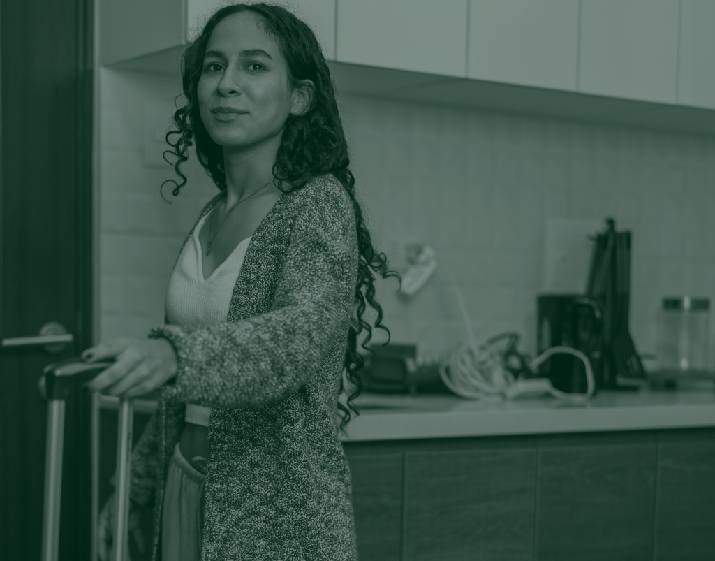 photo d'une femme avec sa valise