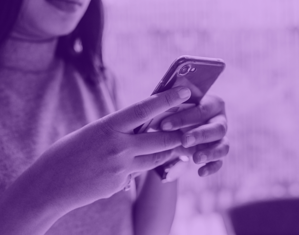 photo d'une femme sur son téléphone